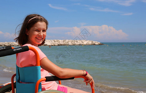 夏天海边坐在轮椅上的小女孩图片