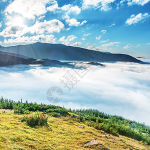 云中的青山日落时雾中青山的风景图片