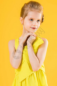 一个穿黄色礼服的少女假图片