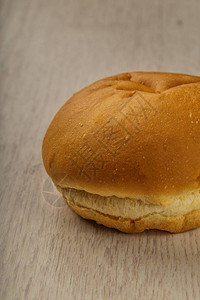 汉堡套餐木制背景上的新鲜红面包背景