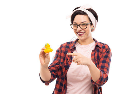 身戴眼镜指着手指浴鸭的漂亮小插针女孩在白色背景上与复制版广告图片