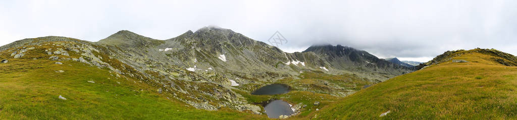 喀尔巴阡山脉与岩石山峰和冰川图片