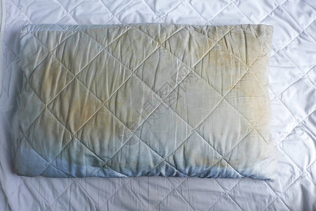 白色床上的脏枕头图片