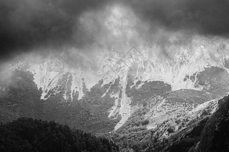 暴风雨中的山崖黑白图像图片
