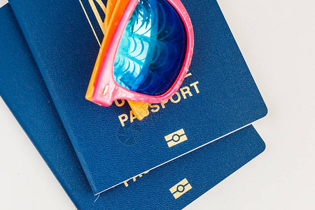 白色背景旅行概念的生物识别护照和图片