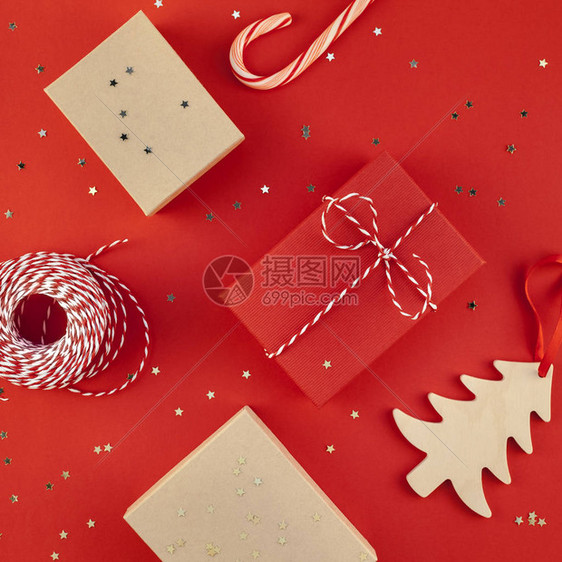 新年圣诞礼物丝带平躺顶视图圣诞假期2019年庆祝手工礼品盒红纸金色闪光背景复制空间方形模板样机图片