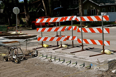 新铺路面最后的警告路障将新车与住宅区未完成工程隔开校图片