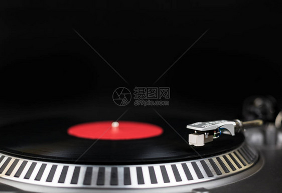 专业派对dj转盘用于夜总会音乐会的模拟舞台音频设备在黑胶唱片上播放混合音乐曲目转盘针筒划伤黑胶唱片节日的图片