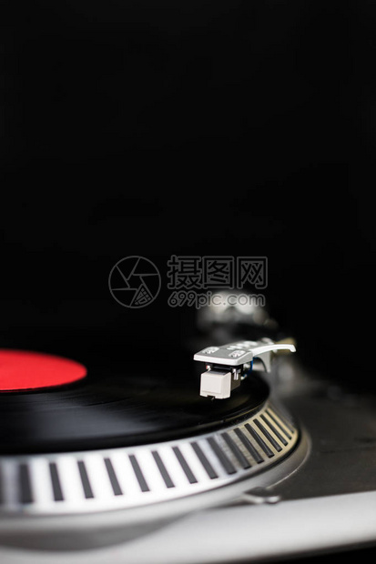 专业派对dj转盘用于夜总会音乐会的模拟舞台音频设备在黑胶唱片上播放混合音乐曲目转盘针筒划伤黑胶唱片节日的图片