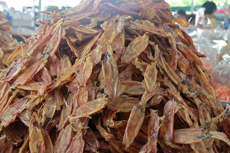 在泰国春布里海产当地市场出售的干鱿鱼海产图片