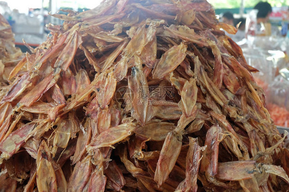 在泰国春布里海产当地市场出售的干鱿鱼海产图片