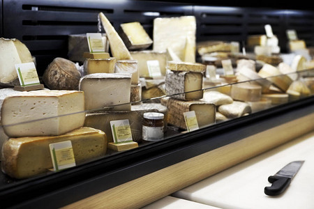 法国乳制品店内的奶酪摊图片