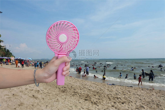 夏季天气炎热在海中手图片