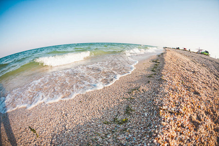 日落时的海岸海洋的海岸海浪在沙滩上破碎图片