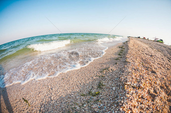 日落时的海岸海洋的海岸海浪在沙滩上破碎图片