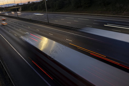 英国高速公路的夜间交通汽车和卡车在移图片