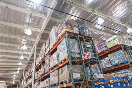 从地板到天花板的Costco批发大盒子店内它是美国最大的会员制仓库俱乐部图片