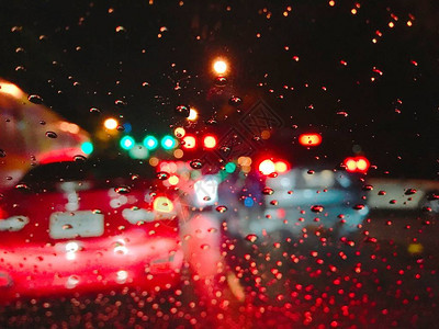 曼谷雨夜交通堵塞模糊图片