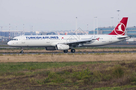 意大利罗马2013年7月11日土耳其航空公司空中客车A321准备在罗马菲乌米图片