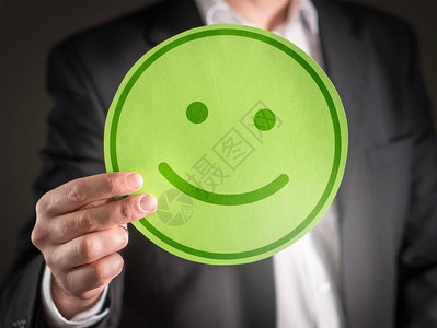 有快乐的纸板笑脸表情的商人客户满意度或成功的商业概念图片