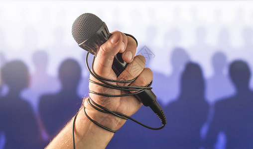 公众演讲中的怯场或糟糕的卡拉OK演唱在面前生活演讲问题或选秀表演失败麦克风线电缆和电图片