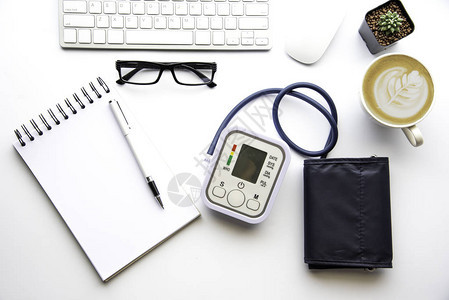 带数字血压计的顶视图医生办公桌图片