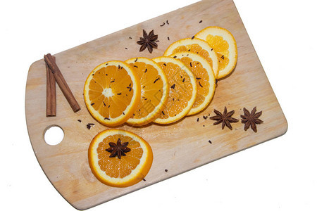 在白色背景上孤立的板上切橙子板上的水果白色背景上的水果切水图片
