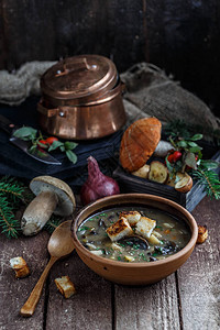 陶瓷碗中的蘑菇汤底铜锅和蘑图片