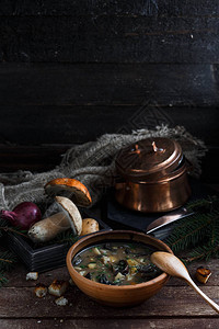 陶瓷碗中的蘑菇汤铜锅和本底蘑菇黑照图片