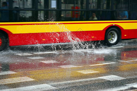 大雨时从公共汽车轮下溅出的水花图片