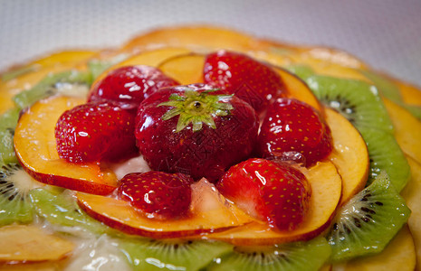 美味水果蛋糕配有新鲜草莓苹果和图片