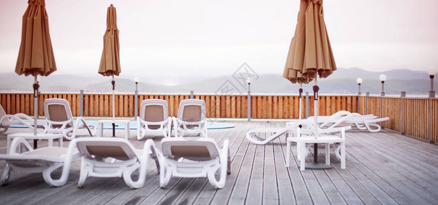 BannerWooden甲板滨洋度假胜地太阳护晒者伞式旅馆雨伞酒图片