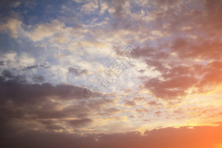 日落时美丽的紫色多云天空色调背景图片