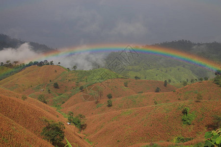 山上的彩虹暴风雨后的景观气氛图片