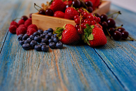 一套草莓草莓樱桃厨师准备的新鲜果子图片