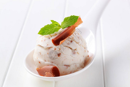 瓷勺上一勺stracciatella冰淇淋图片