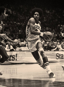 来自费城76人队的朱利叶斯欧文名人堂球员在常规NBA比赛中的比赛动作朱利叶斯欧文图片