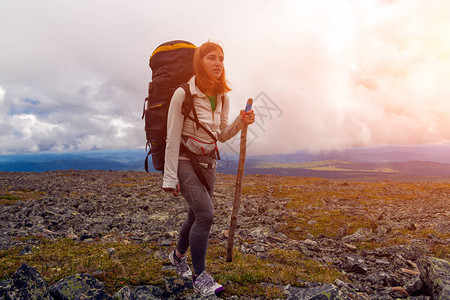山区的大气时刻背着包旅行者在山顶上徒步旅行的女人时尚女徒步旅行图片