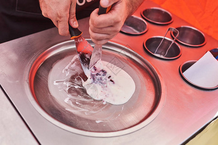 烹饪过程在街上炸了泰国冰淇淋图片