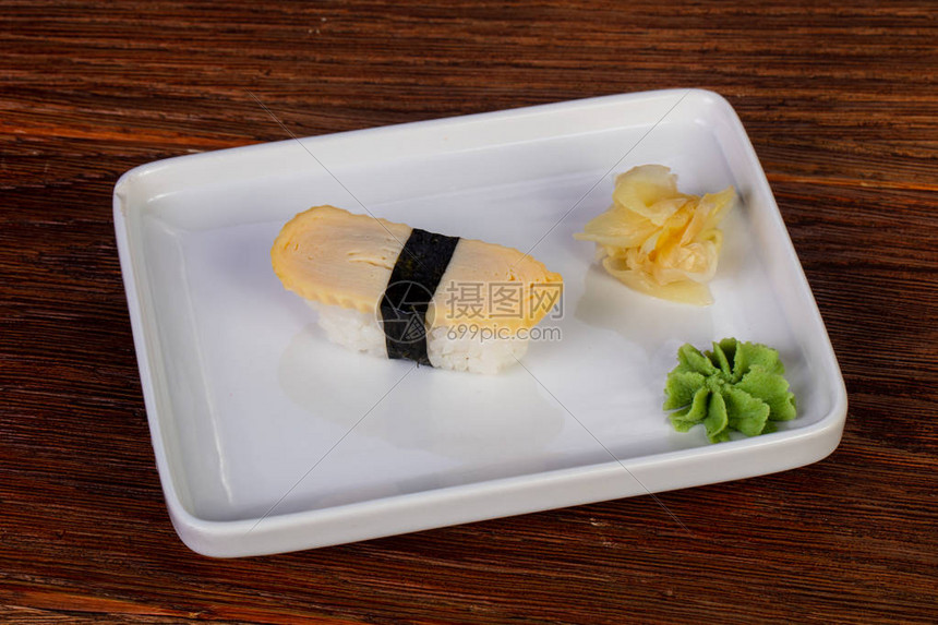 日本传统寿司配煎蛋卷图片