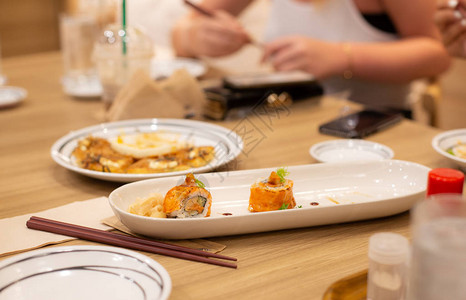 寿司三文鱼卷配有日本传统菜盘的虾图片