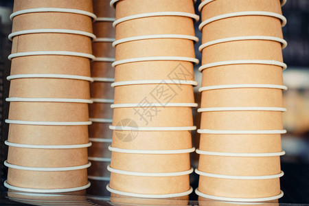 倒咖啡或茶叶的纸杯排叠图片
