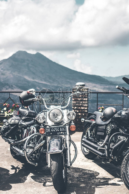 2018年8月12日在巴图尔火山附近停泊的HarleyDavid图片
