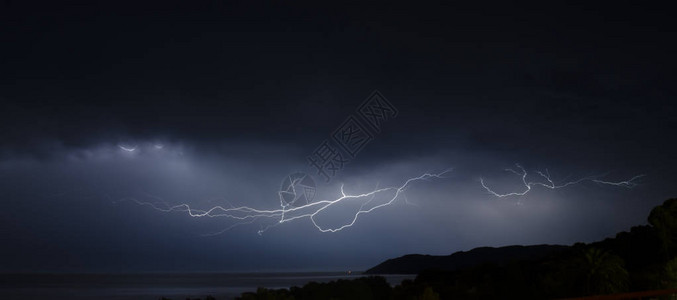 海上风雨如磐的夜晚有闪电图片