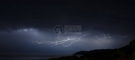 海上风雨如磐的夜晚有闪电图片