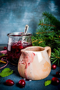 传统感恩圣诞食物自制红莓酱薄荷和新鲜果子深蓝桌fir树和碟机复图片