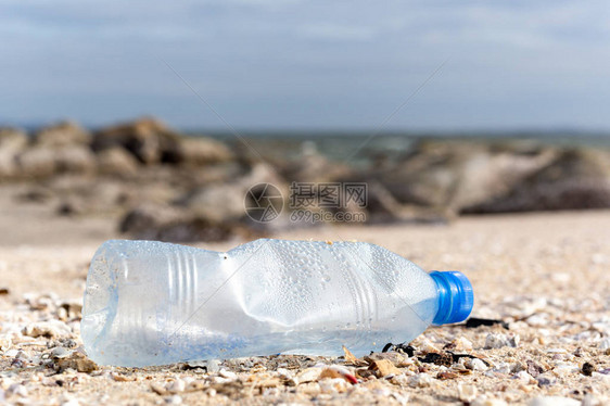 海滩上塑料瓶污染环境垃圾概念沙滩图片