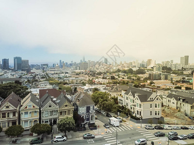 在加利福尼亚州旧金山拥有典型的维多利亚式住宅图片