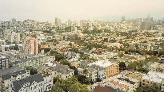 在加利福尼亚州旧金山拥有典型的维多利亚式住宅图片