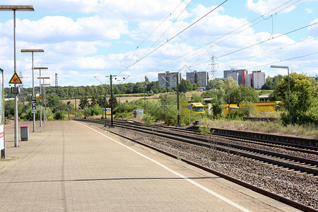 铁路轨道和车站单轨和多轨铁路等待火车图片